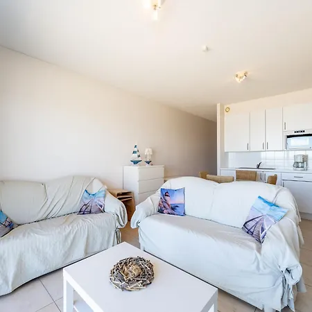 With Sea Views In Gadeynehelling Daire *